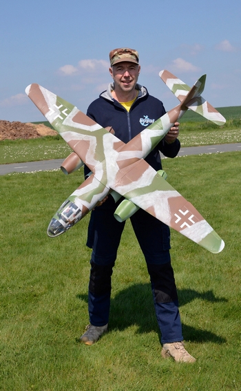 Laurent donne l'échelle de cet avion déjà imposant