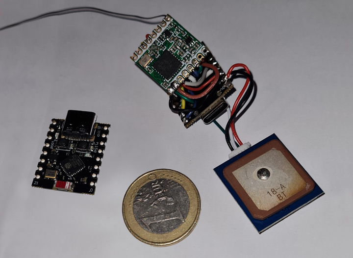 Le RFM95 monté sur le C3. Le ESP32 C3 à gauche. Le GPS à droite.