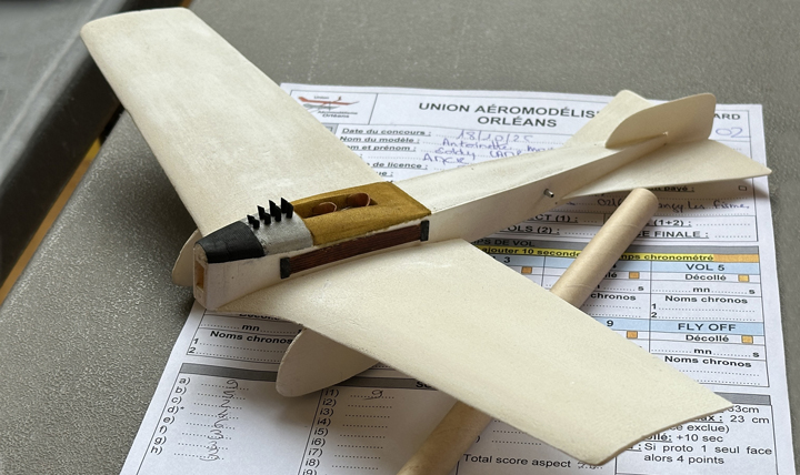 Antoinette Monobloc en styro d'Eddy Lambotte