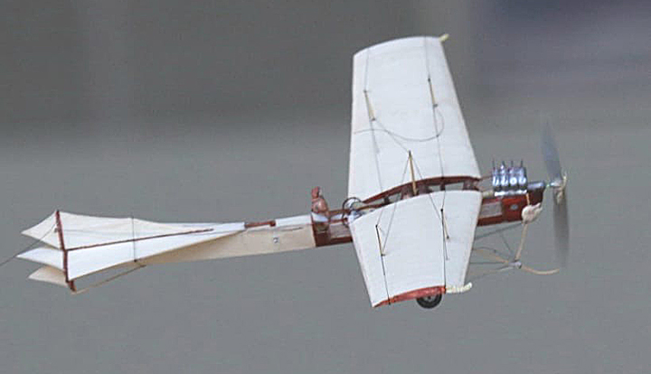 Eric Couvreux avec son Antoinette 1909