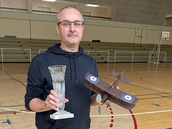 Benoit et son trophée