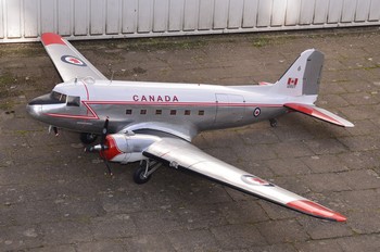 Le DC-3 posé au sol