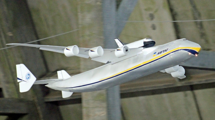 AN 225 Mriya emportant sur son dos la navette Bourane