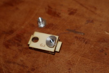 Ecrous enfonc&eacute;s dans la platine