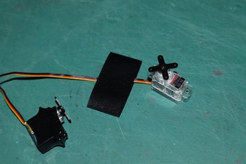 Servo prot&eacute;g&eacute; par de la gaine thermo