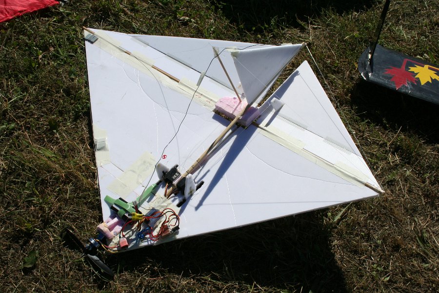 cerf-volant disymetrique peter lambooy IMG_9598.JPG - Curieux quadrilatère totalement dissymétrique, improvisé pour la rencontre. Les vols de ce prototype s'améliorent petit à petit.