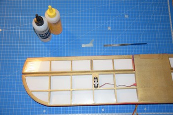 Servo d'aileron sous l'aile