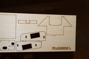 Planche de contre-plaqu&eacute; d&eacute;coup&eacute;e au laser