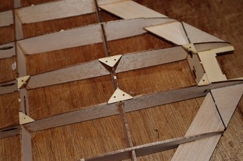 Collage des renforts triangulaires