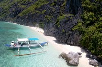 Pirogue et sable blanc des Philippines