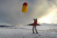 Ballon à air chaud sur sol enneigé