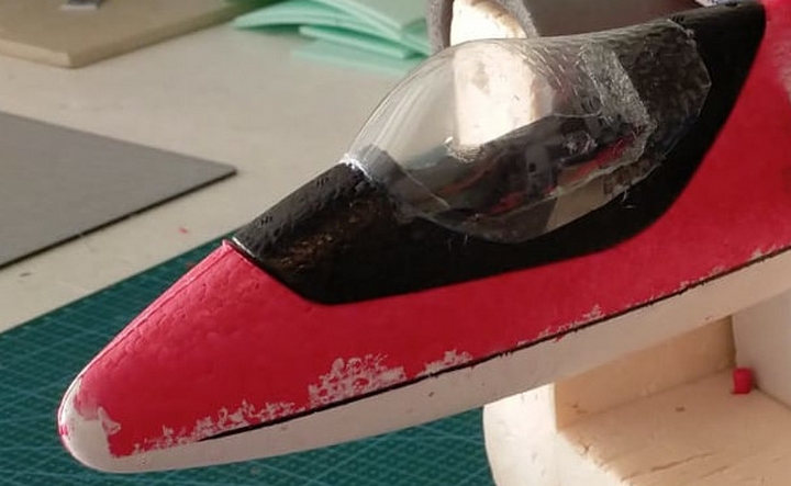 Un morceau de bouteille de soda pour la verrière.