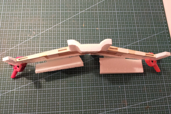 Renforts de placement des charnières. 