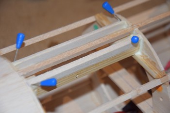 Collage du support de train dans le fuselage