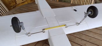 Demi-ailes maintenues par élastiques