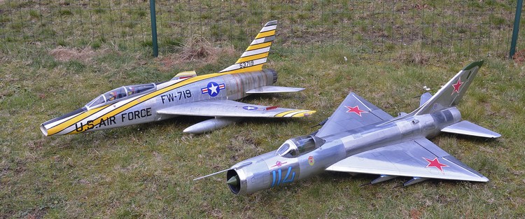Su-9 et F-100F