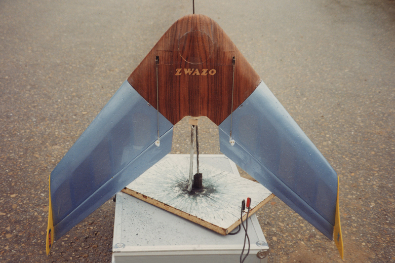 Zwazo, aile volante propulsée par moteur à poudre